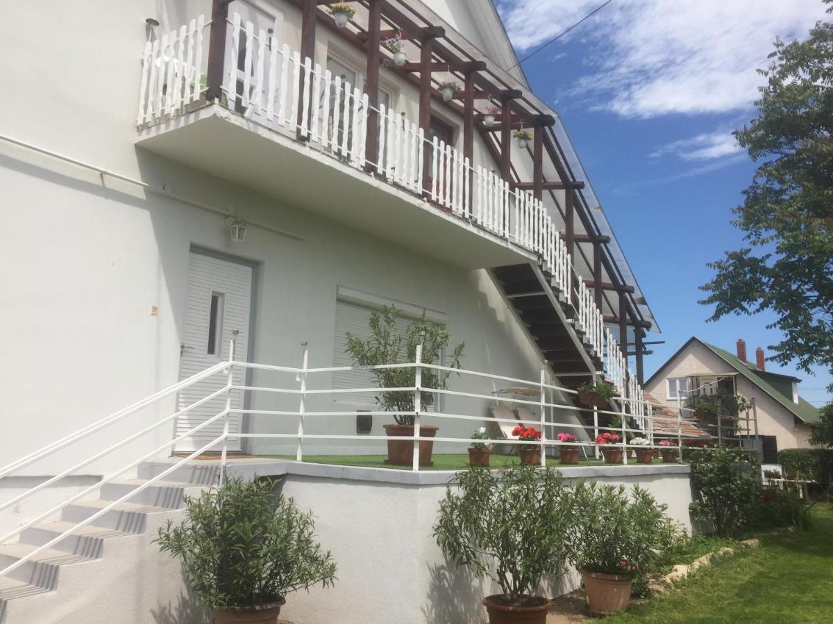 Lelle-Kert Apartman 02 Balatonlelle Buitenkant foto