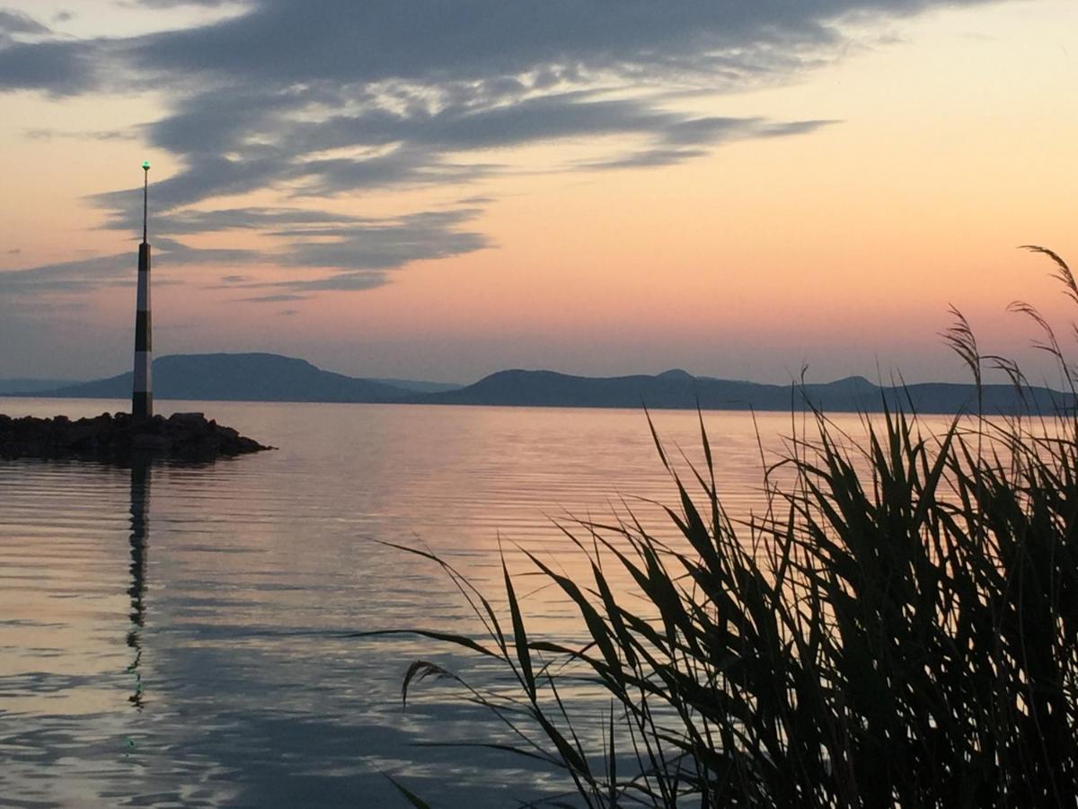 Lelle-Kert Apartman 02 Balatonlelle Buitenkant foto