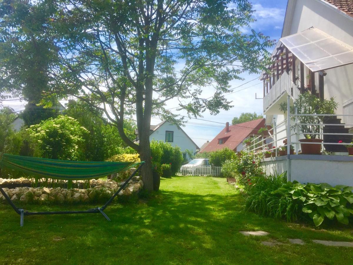 Lelle-Kert Apartman 02 Balatonlelle Buitenkant foto